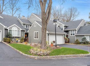 21 Crescent Hollow Ct, Ramsey, NJ 07446