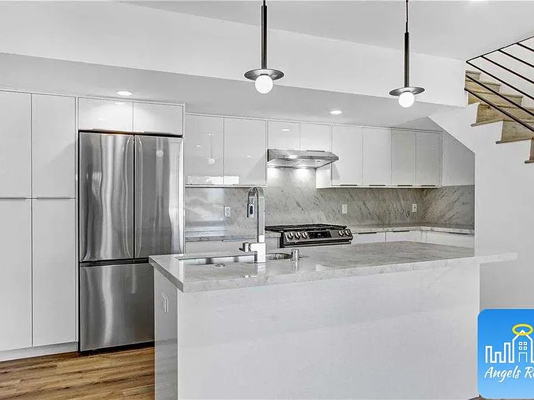 Saugus Ave — Photo 2