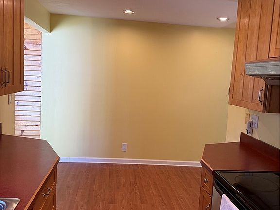 4th image of 2661 Larchview Dr