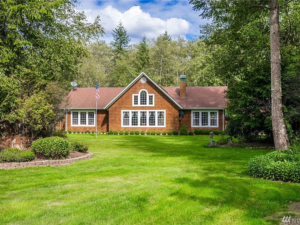 A beautiful estate on 5 acres in a wonderful, private location in Bow.