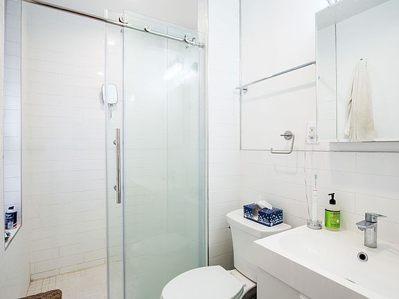 4th image of 228 E 27th St #3EF