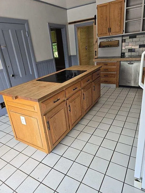 2 bed, 1.0 bath, 1930 sqft, $2,700 — Photo 1