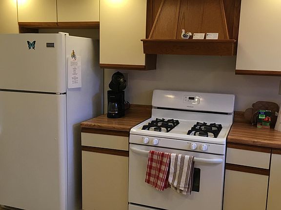 Kitchen includes fridge, gas stove, dishwasher and microwave