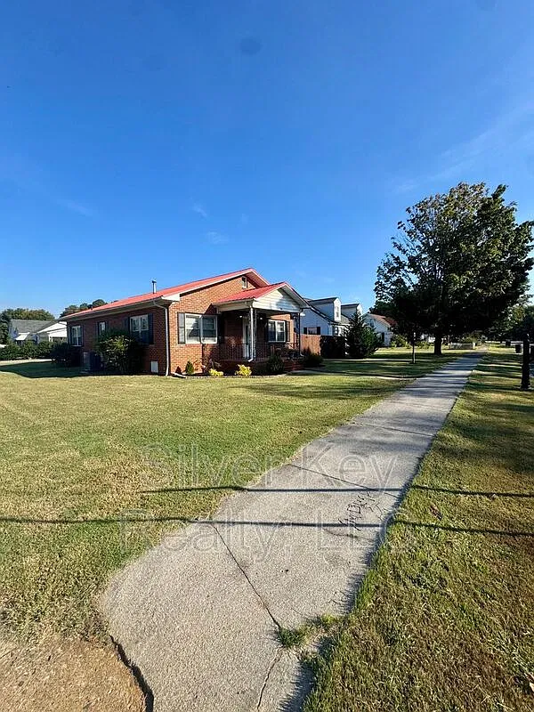 2 bed, 1.0 bath, $1,395 — Photo 3