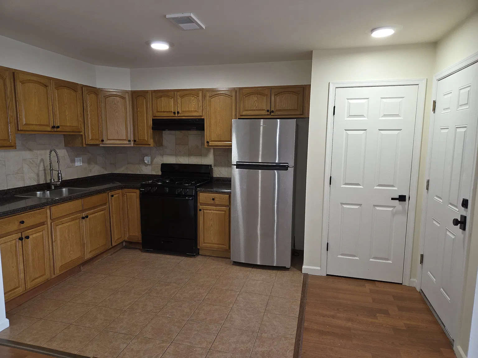 2 bed, 900 sqft, $1,650 — Photo 2