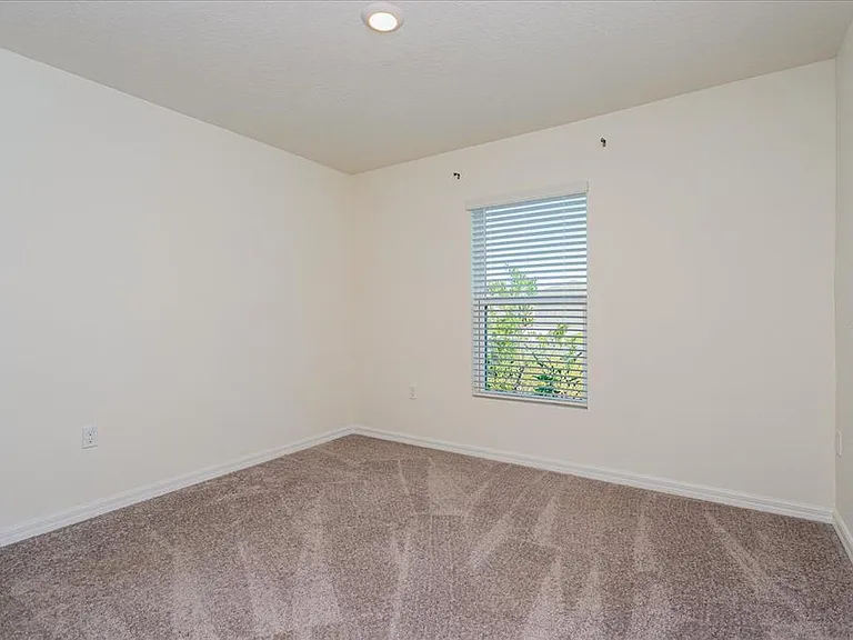 352 Towns Cir — Photo 16