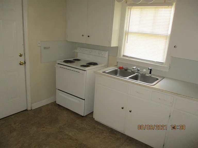 1214 9th Ave — Photo 3