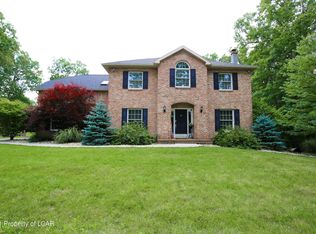 11 Eight Iron Dr, Mountain Top, PA 18707