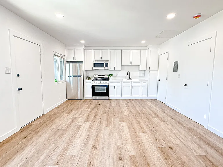 331 W Windsor Rd #6 — Photo 4