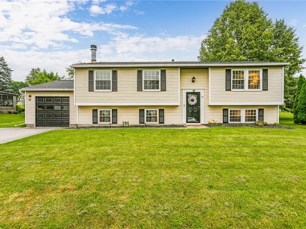 77 Wildherd Dr, Henrietta, NY 14467