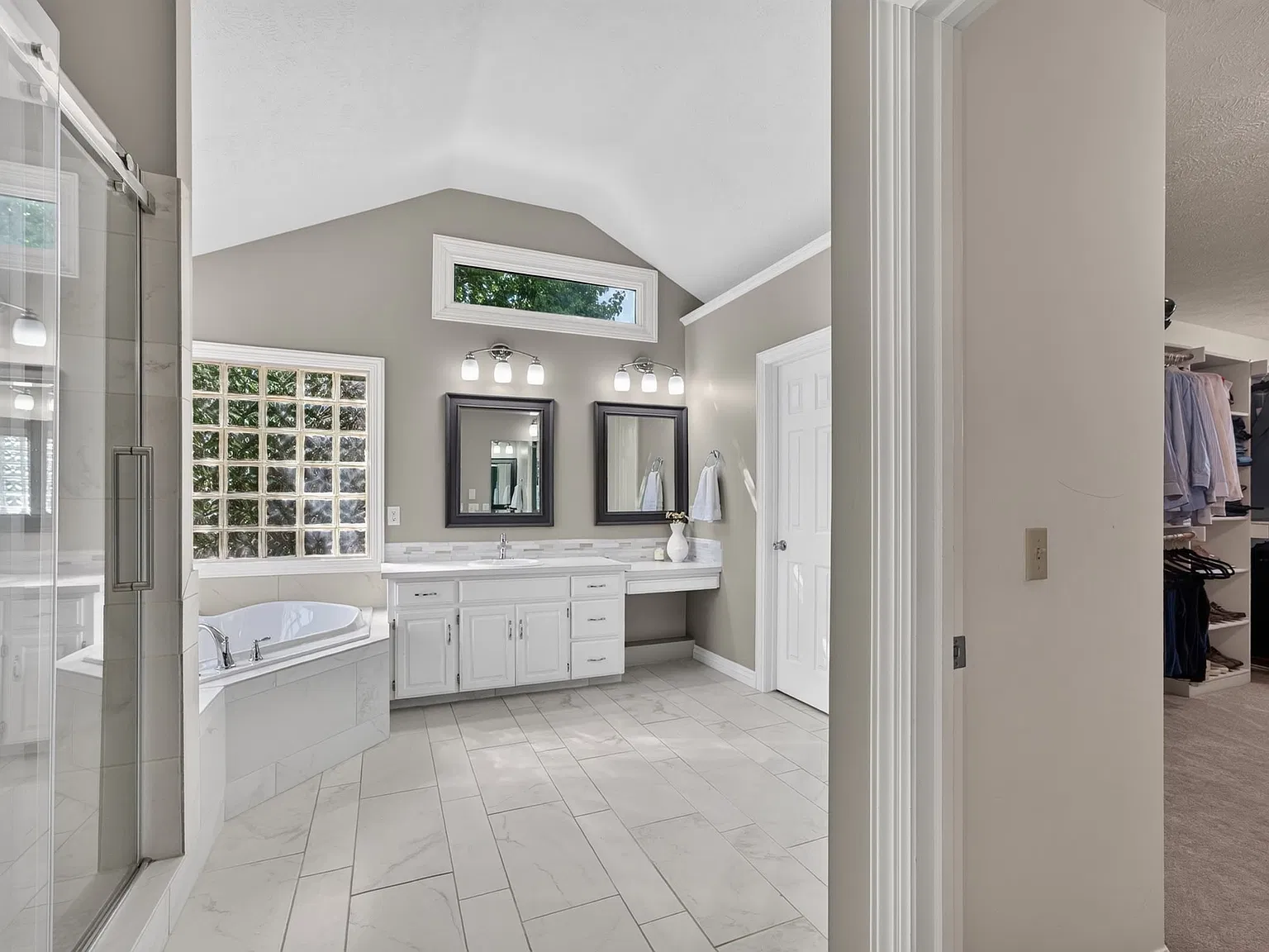 4 bed, 4258 sqft, $4,300 — Photo 3