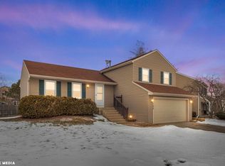 122 Canton Ln, Streamwood, IL 60107