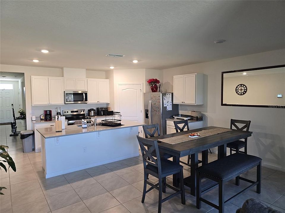 2nd image of 873 AMBLESIDE DRIVE