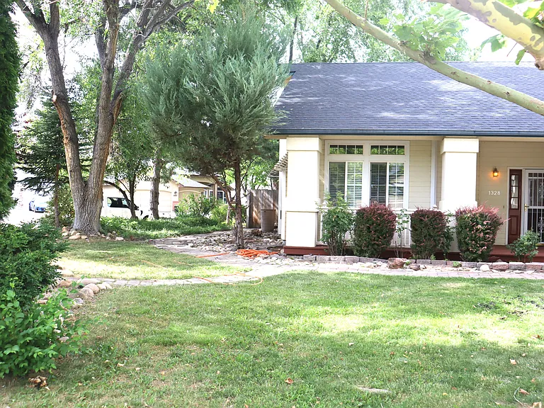 1328 E Hunter Dr — Photo 4