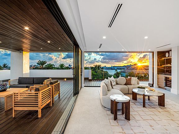 4th image of 2000 Harbourview Drive
