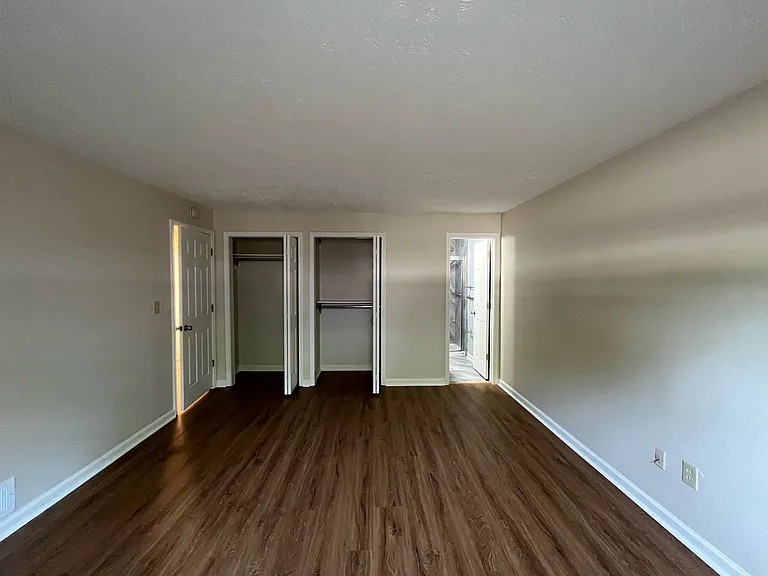 7201-7223 Beacon Hill Dr — Photo 9