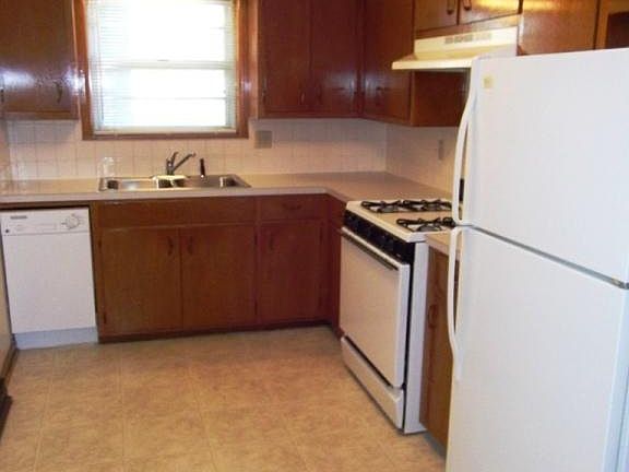 Kitchen with dishwasher