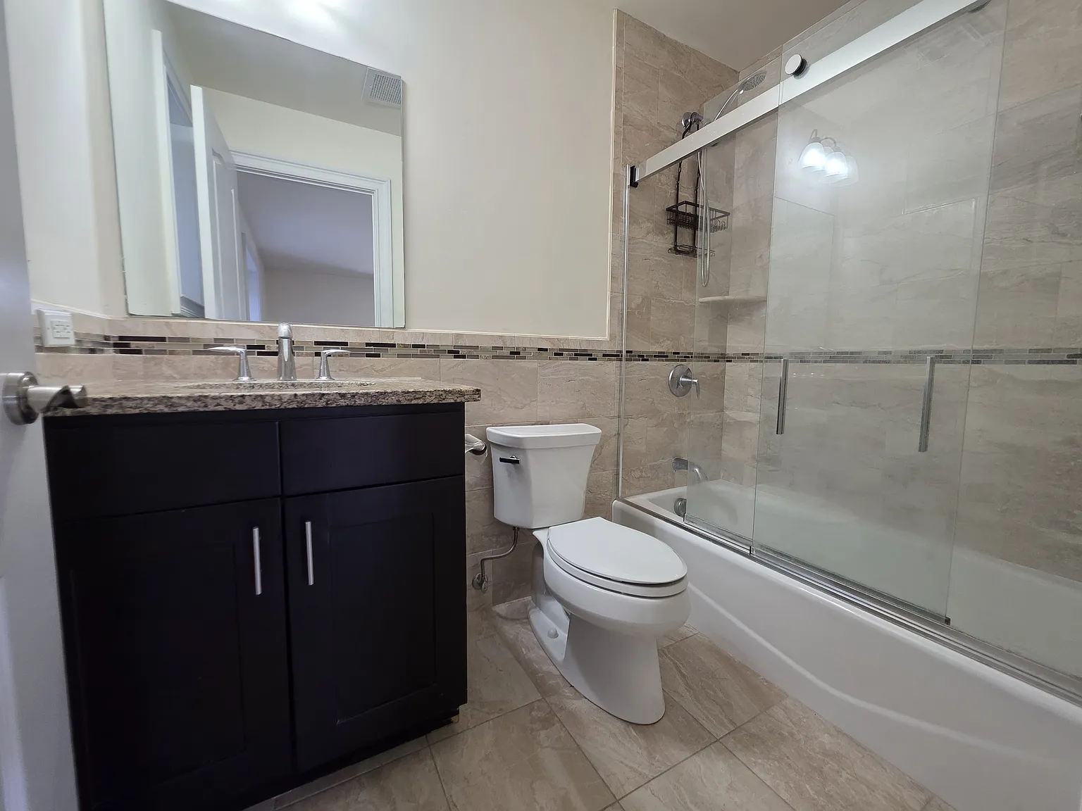 4 bed, 4.5 bath, 4000 sqft, $5,600 — Photo 2