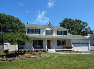 17 Michelle Dr, Shoreham, NY 11786