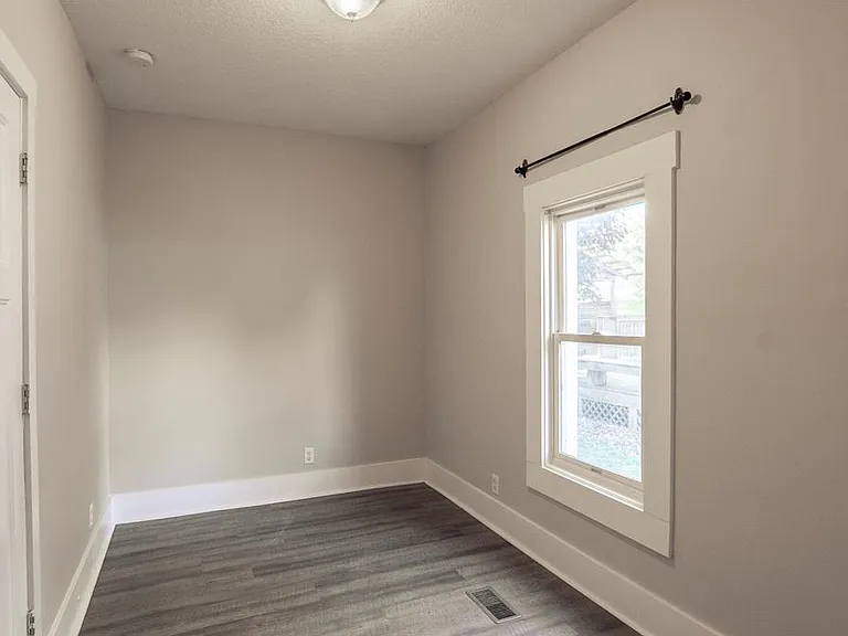 1602 Johnson St NE — Photo 6