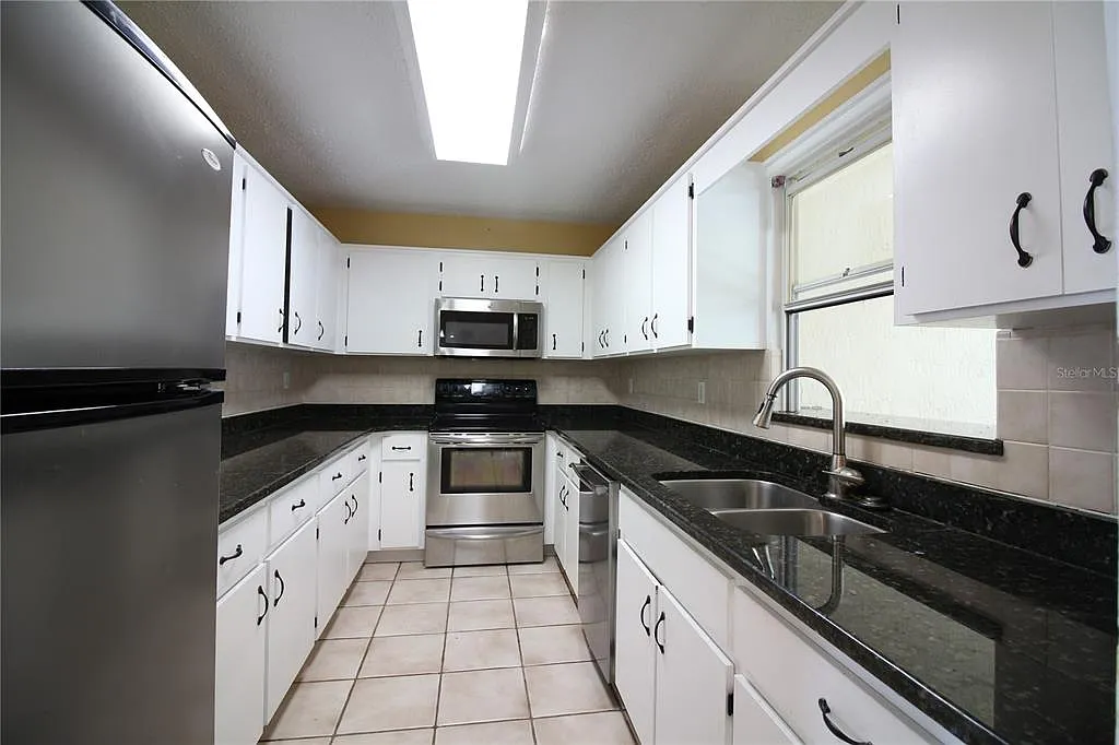 3 bed, 2.0 bath, 1436 sqft, $1,750 — Photo 4