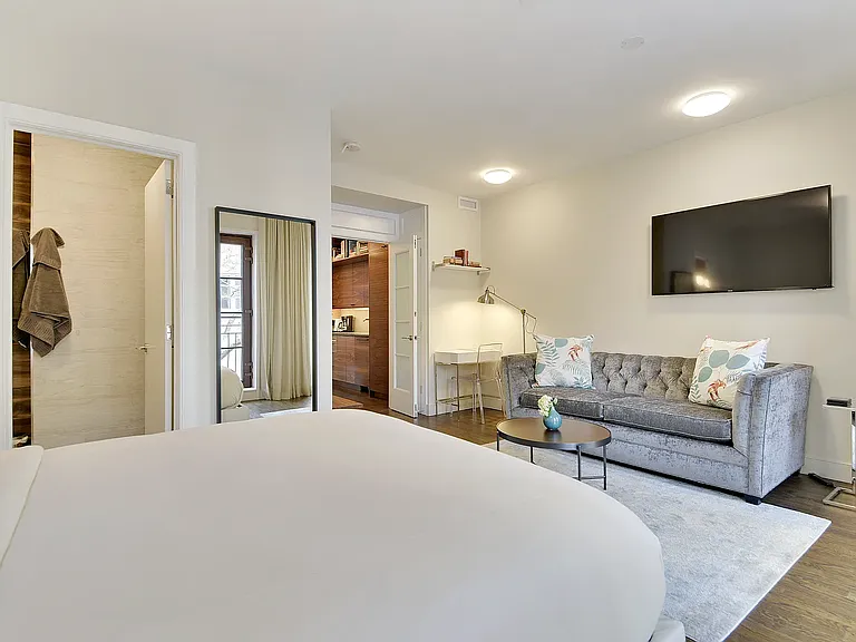 206 E 20th St #TOWNHOUSE — Photo 23