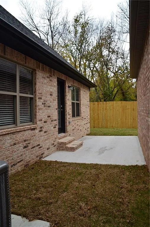 3 bed, 2.5 bath, 1800 sqft, $2,150 — Photo 3