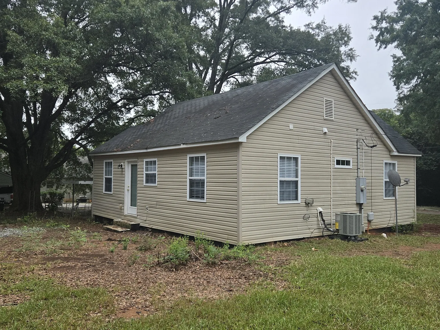 1200 Cheshire Ave - - — Photo 2