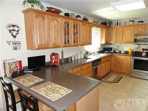 4th image of 215 Highland Cir