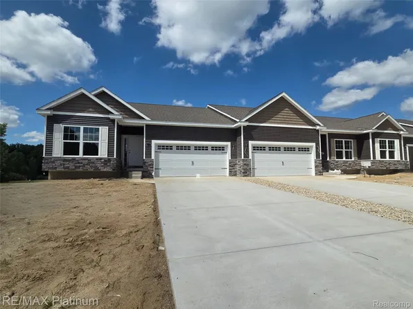 856 Oakwood Cir #44, Fenton, MI 48430