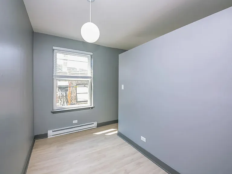 944 W Montrose — Photo 12