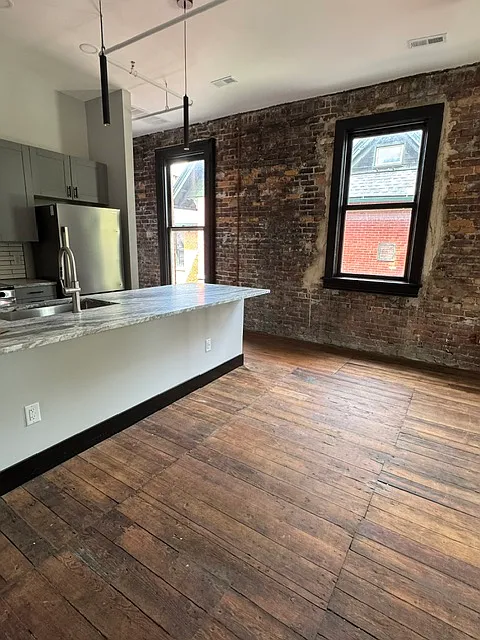907 N Superior St #203