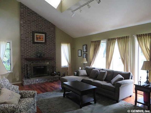 4th image of 12 Deerborne Ln