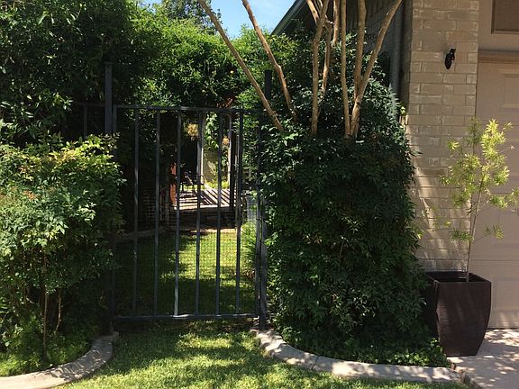 Gate going into back garden 