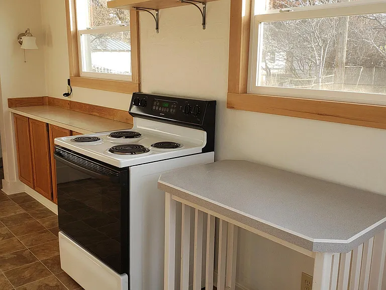 102 S Chestnut St — Photo 3