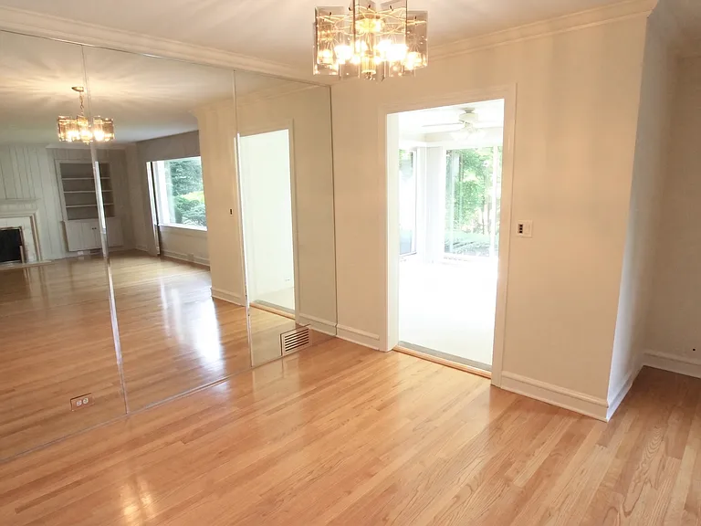 460 Highcrest Dr — Photo 14