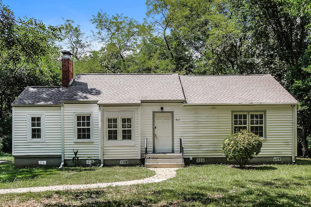 3 bed, 1.0 bath, 1171 sqft, $1,205 — Photo 1