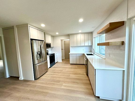 3rd image of 2303 Southcrest Dr