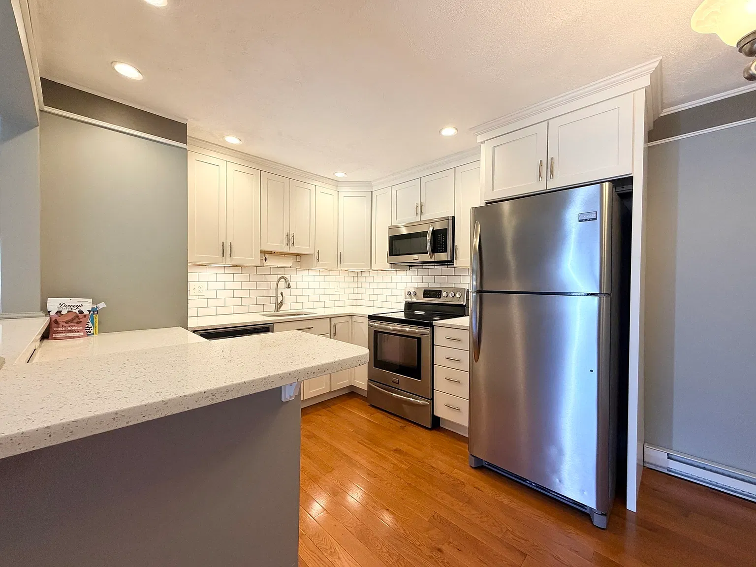2 bed, 1.0 bath, 776 sqft, $2,400 — Photo 2