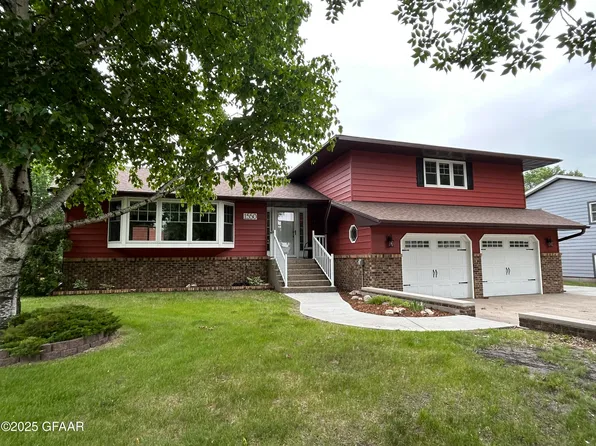1550 Kittson Ave, Grafton, ND 58237