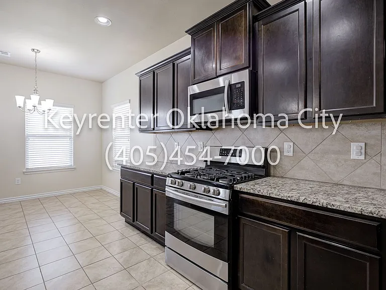 2409 Rosa Cir — Photo 15