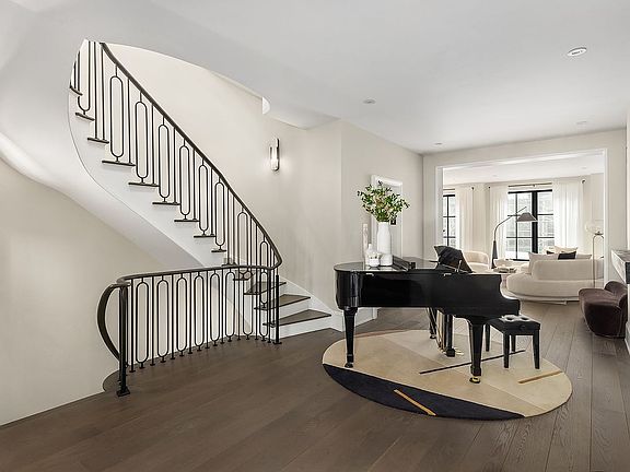5th image of 123 E 61st St
