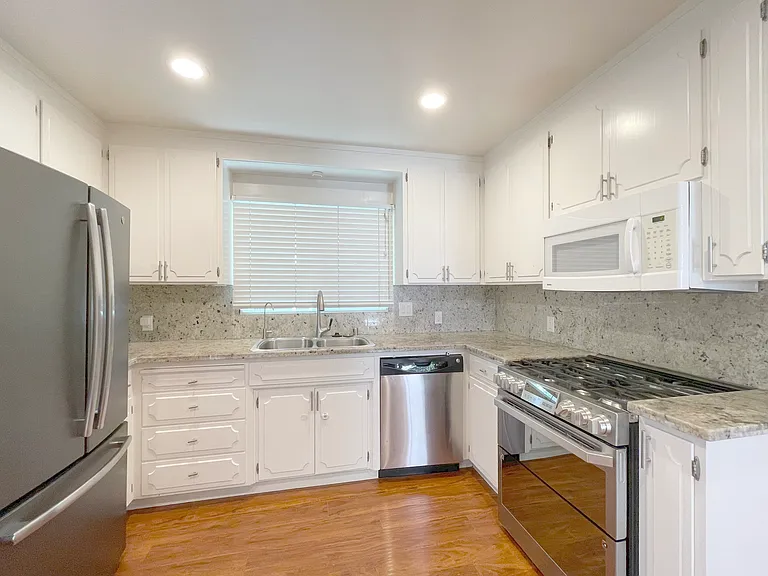 933 Sunlite Dr — Photo 4