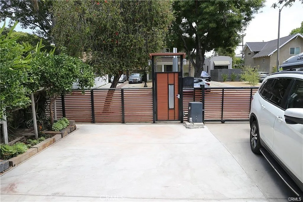 4 bed, 1758 sqft, $4,000 — Photo 2