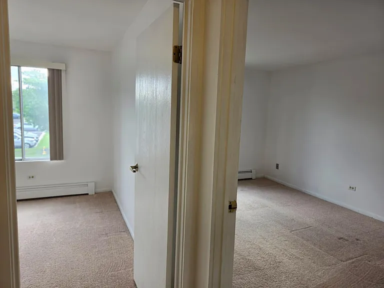4 Crestview Ln #10 — Photo 5