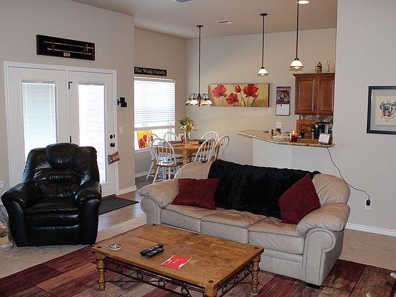 Family/Dining Area/Bfast Bar