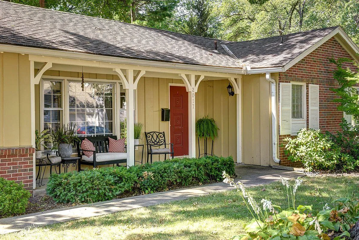 3 bed, 1.5 bath, 1359 sqft, $2,450 — Photo 2