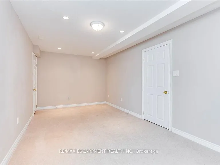 2340 Whistling Springs Cres — Photo 33