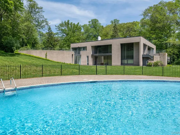 3 Paddock Court, Old Westbury, NY 11568