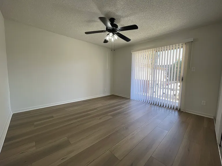 7424 Haskell Ave — Photo 26